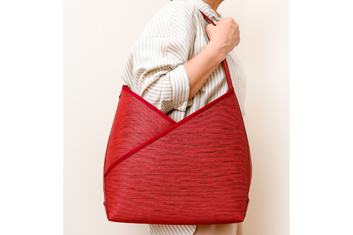 レイメイカ 「紙布」使いワンショルダーバッグ 津島織物製造など連携、撥水・軽量構造開発へ