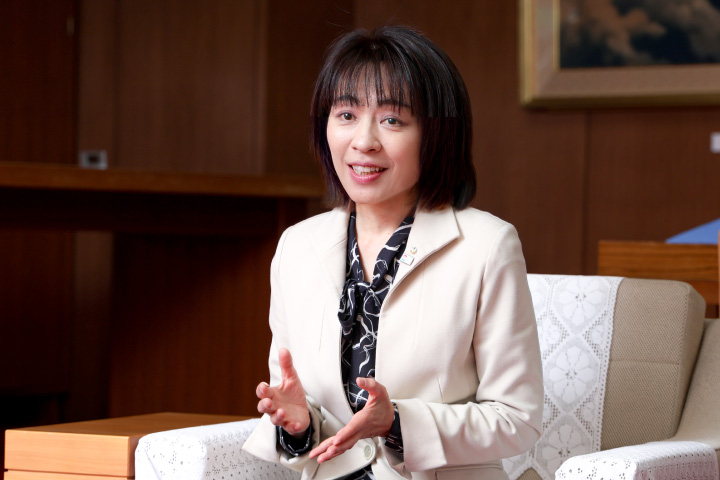 県政史上初の女性知事 転出超過対策など注力